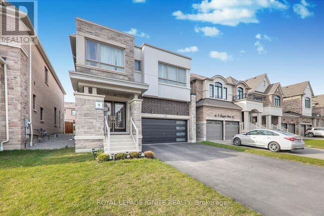 10 Huggins Dr in Whitby, ON - Building Photo - Building Photo