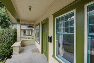 5261 11th Ave NE in Seattle, WA - Building Photo - Building Photo