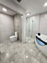 5860 NW 111th Ave in Doral, FL - Foto de edificio - Building Photo