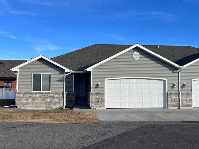 3285 Banff Ave