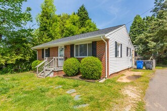 208 Oakhurst St in Kernersville, NC - Building Photo - Building Photo