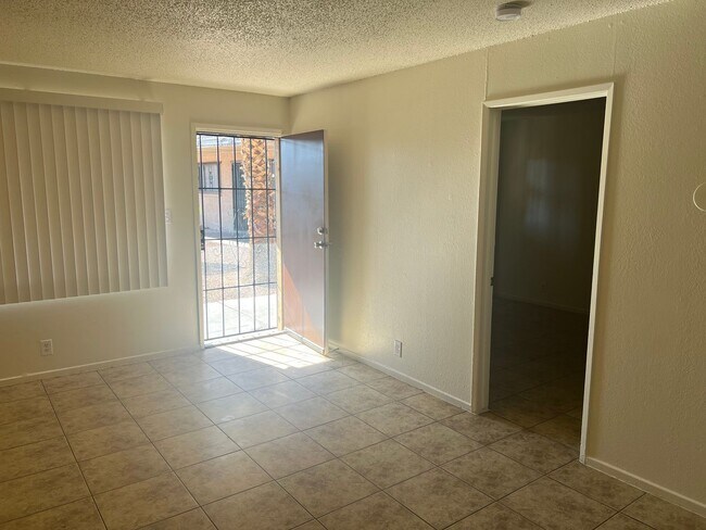 3720 Royal Crest St in Las Vegas, NV - Building Photo - Building Photo