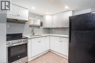 2162 Mt Forest Dr in Burlington, ON - Building Photo - Building Photo