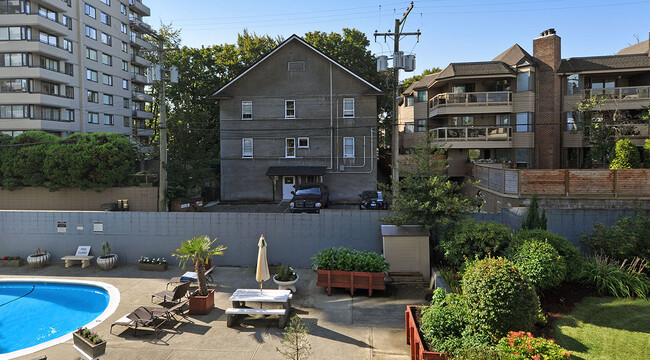 property at 550 W 12th Ave