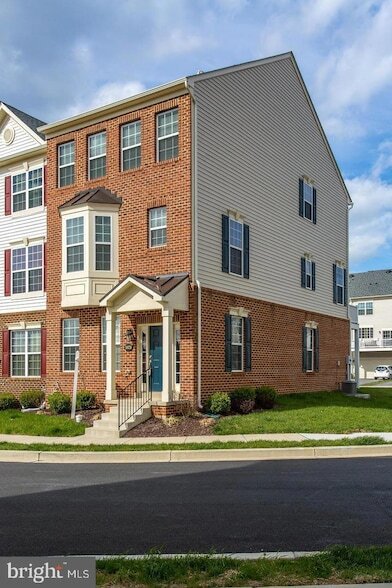 5028 Small Gains Wy in Frederick, MD - Foto de edificio
