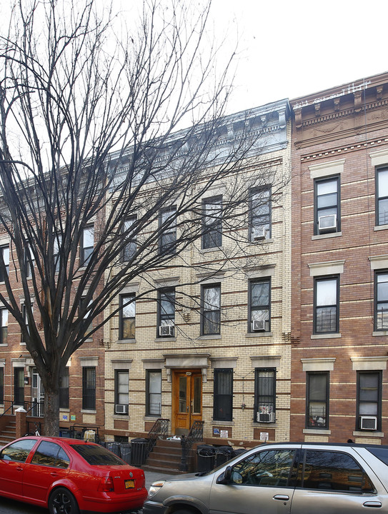 17-20 Madison St in Flushing, NY - Building Photo