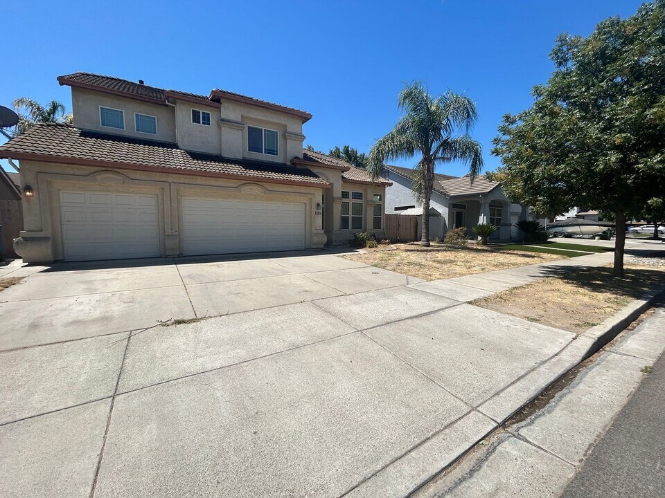 3044 White Oak Ct in Turlock, CA - Foto de edificio