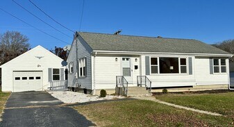 12 Burgess Pl in Groton, CT - Building Photo