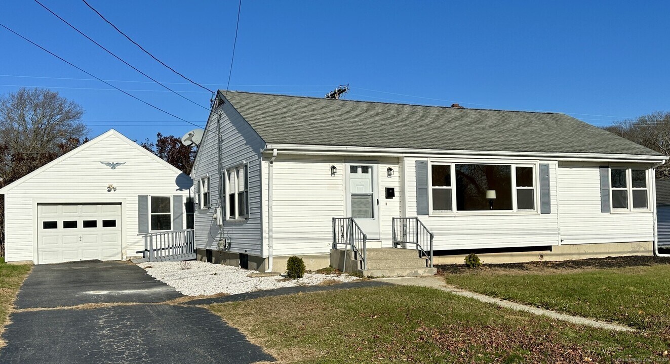 12 Burgess Pl in Groton, CT - Building Photo