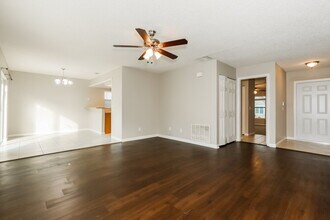 318 Regal Park Dr in Valrico, FL - Foto de edificio - Building Photo