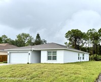 1011 Starfire St SE in Palm Bay, FL - Foto de edificio - Building Photo