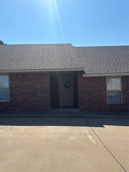 106 Stewart Ave in Weatherford, OK - Building Photo