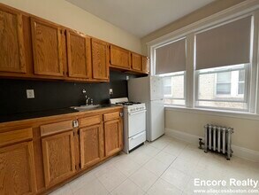 1750 Commonwealth Ave, Unit 1687-32 in Boston, MA - Foto de edificio - Building Photo