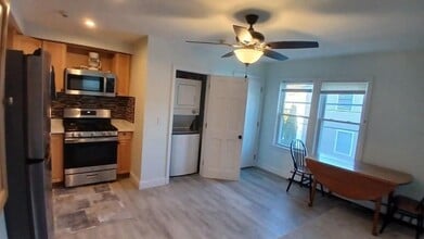 93 Bayview Ave in Bristol, RI - Building Photo - Building Photo