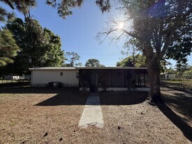 8135 Tolles Dr in North Fort Myers, FL - Building Photo