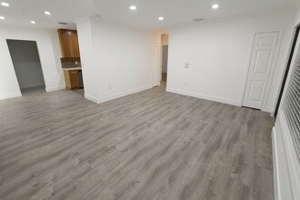 425 NE 109th St in Miami, FL - Foto de edificio - Building Photo