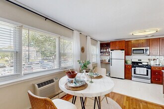 The Crossings at Menlo Park in Edison, NJ - Building Photo - Building Photo