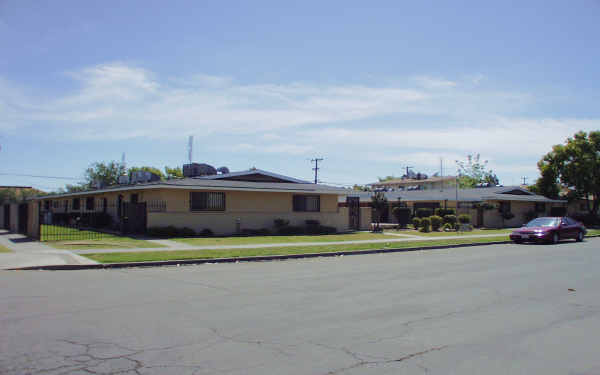 2105 W Princeton Ave in Fresno, CA - Foto de edificio