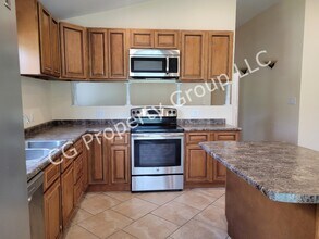 1417 S Eastman Rd in Kingsport, TN - Foto de edificio - Building Photo