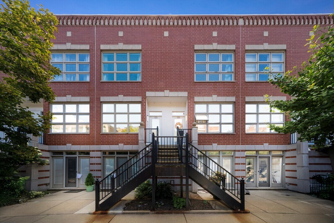 855 W Erie St, Unit 126 in Chicago, IL - Building Photo
