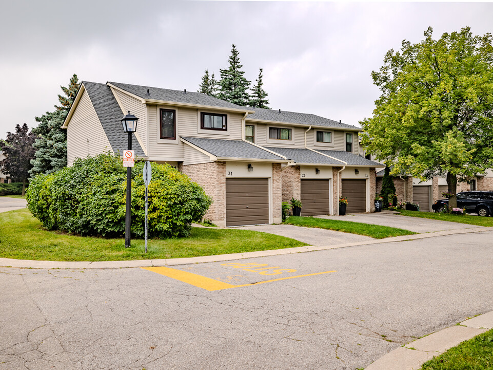 Meadowood on the Park in Mississauga, ON - Building Photo