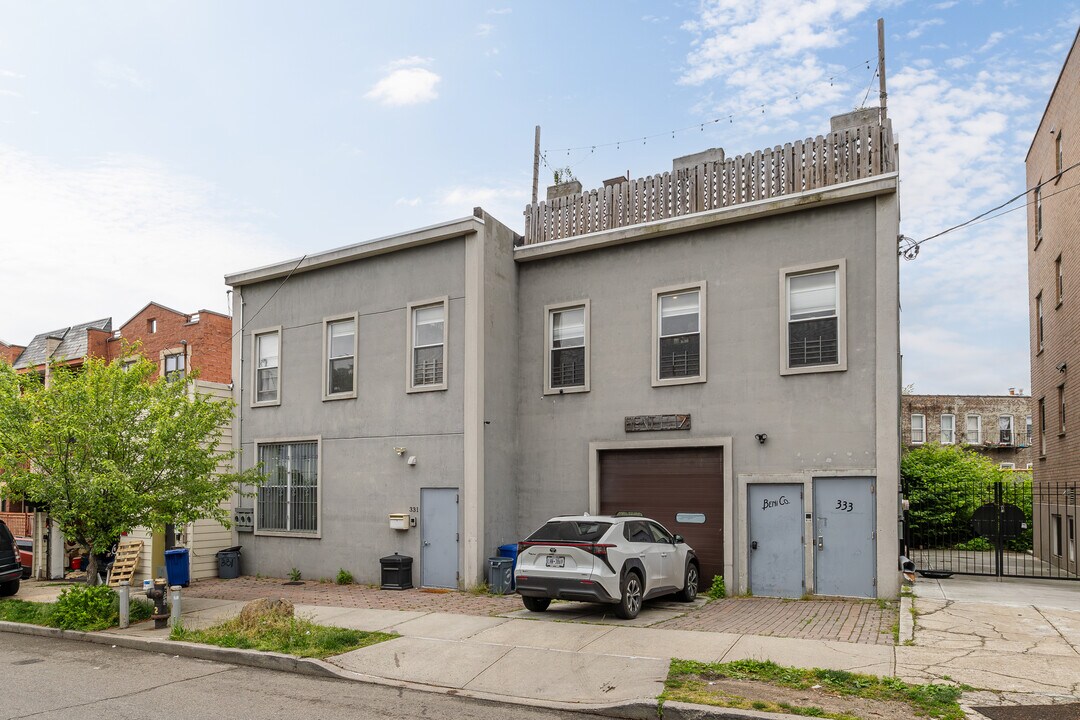 331 Grandview Ave in Ridgewood, NY - Building Photo