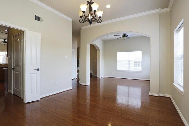 5615 Winsome Ln