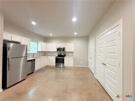 607 E Martindale St in Seguin, TX - Building Photo