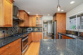 16719 39th Pl NE in Lake Forest Park, WA - Building Photo - Building Photo