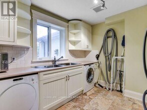 243 Dolphin Ct in Oakville, ON - Building Photo - Building Photo