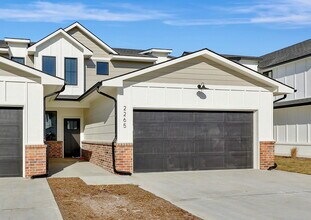 2265 N 159th Ct E in Wichita, KS - Foto de edificio - Building Photo