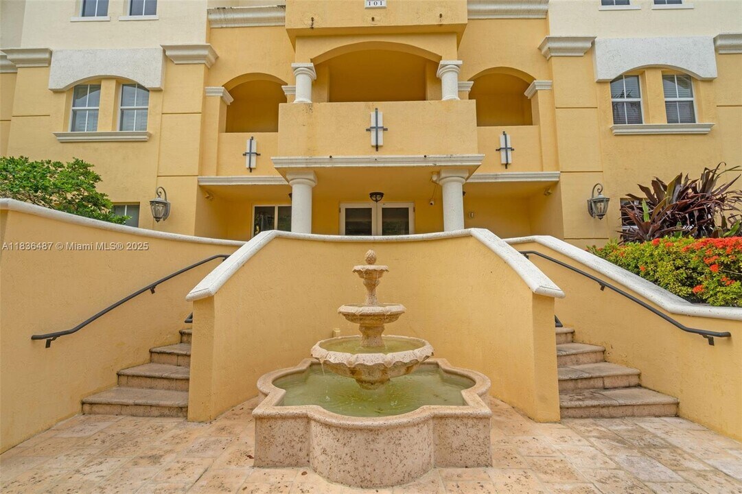 101 Sidonia Ave, Unit 201 in Coral Gables, FL - Foto de edificio
