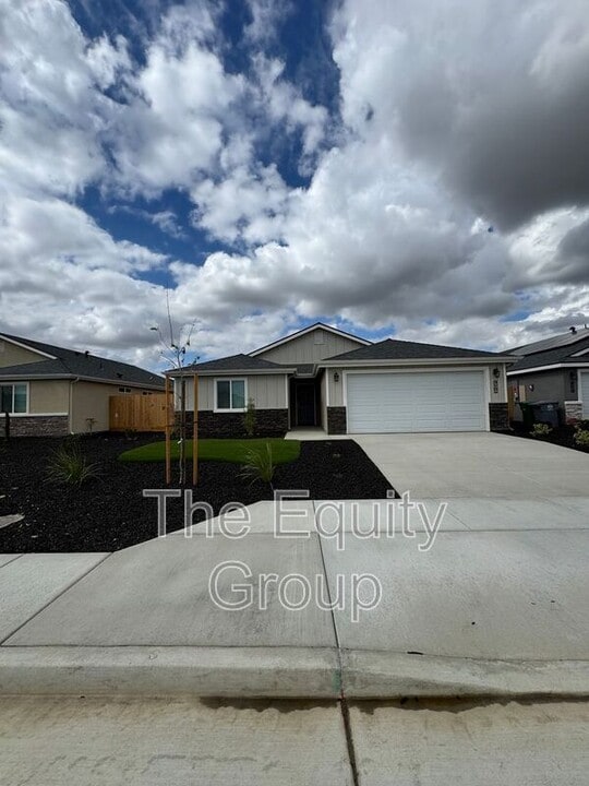 31101 Rd 70 in Visalia, CA - Building Photo