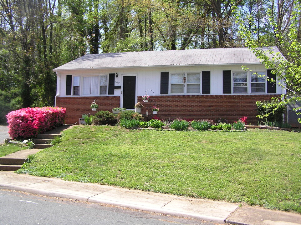 109 David Ter in Charlottesville, VA - Foto de edificio