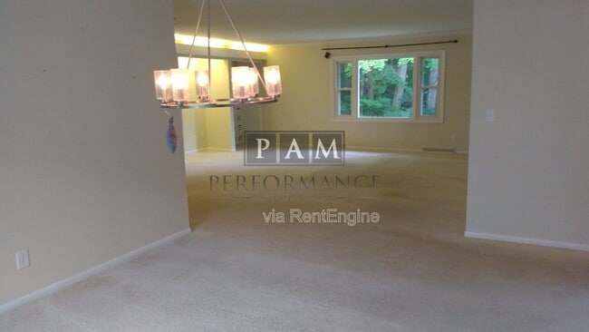 13350 W Bluemound Rd in Elm Grove, WI - Building Photo - Building Photo