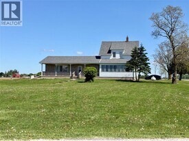 29446 Booth Rd in Wallaceburg, ON - Building Photo