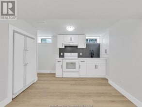 2445 Todd Ln in Windsor, ON - Building Photo - Building Photo