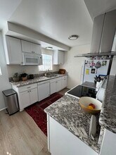 1322 Amethyst St, Unit Unit D in Redondo Beach, CA - Building Photo - Building Photo