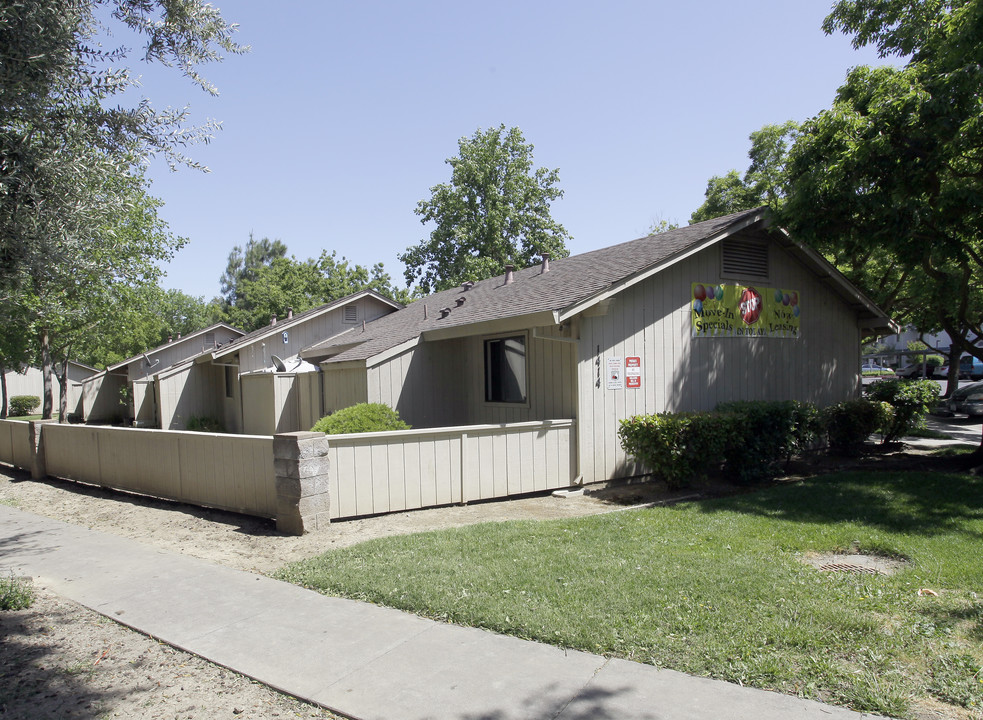 Olive Court in Davis, CA - Foto de edificio