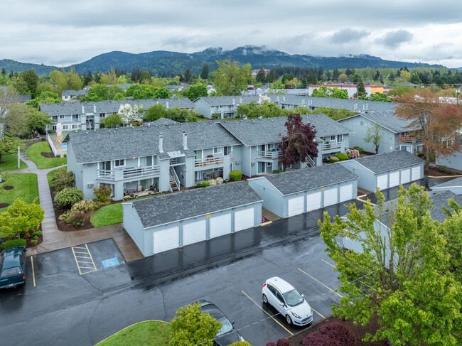 The Pointe Condominiums in Springfield, OR - Building Photo - Building Photo