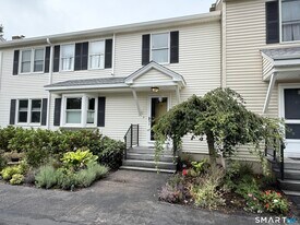 4 Castle Meadow Dr in Stonington, CT - Building Photo