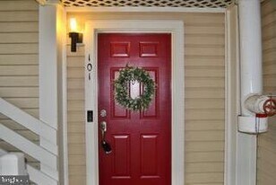 240 S Reynolds St, Unit 101 in Alexandria, VA - Building Photo