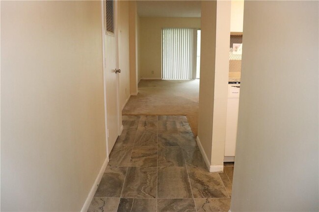 8735 Ramblewood Dr, Unit 410 in Coral Springs, FL - Foto de edificio - Building Photo