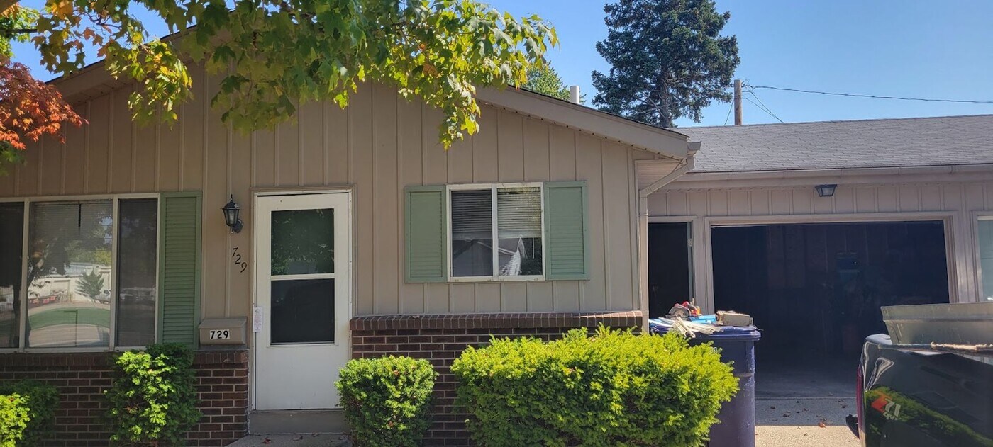 729 Ottawa Ave in Holland, MI - Building Photo