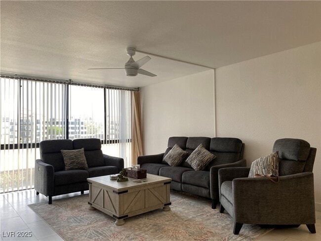 3930 S University Center Dr in Las Vegas, NV - Foto de edificio - Building Photo