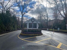 389 Clubhouse Ct, Unit 457 in Coram, NY - Building Photo