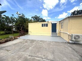 8239 Suncoast Dr in North Fort Myers, FL - Building Photo