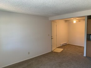 2719 Wallace Rd NW in Salem, OR - Foto de edificio - Building Photo