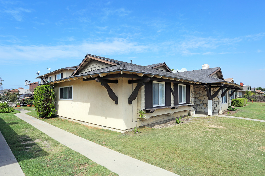 16701 Tunstall Ln in Huntington Beach, CA - Building Photo