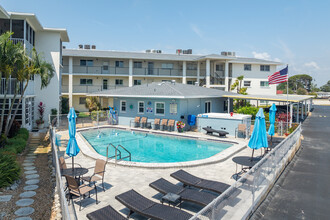 Holiday Condominiums in Venice, FL - Building Photo - Building Photo